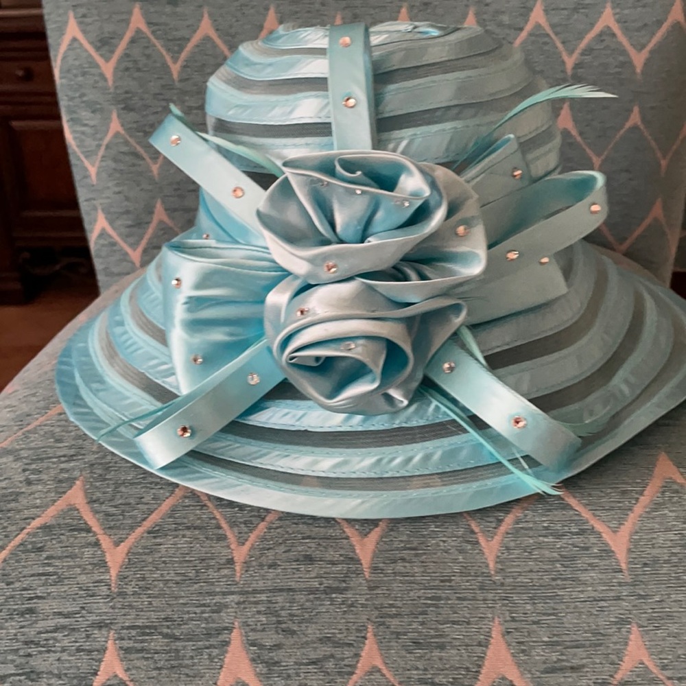 Light  turquoise hat
